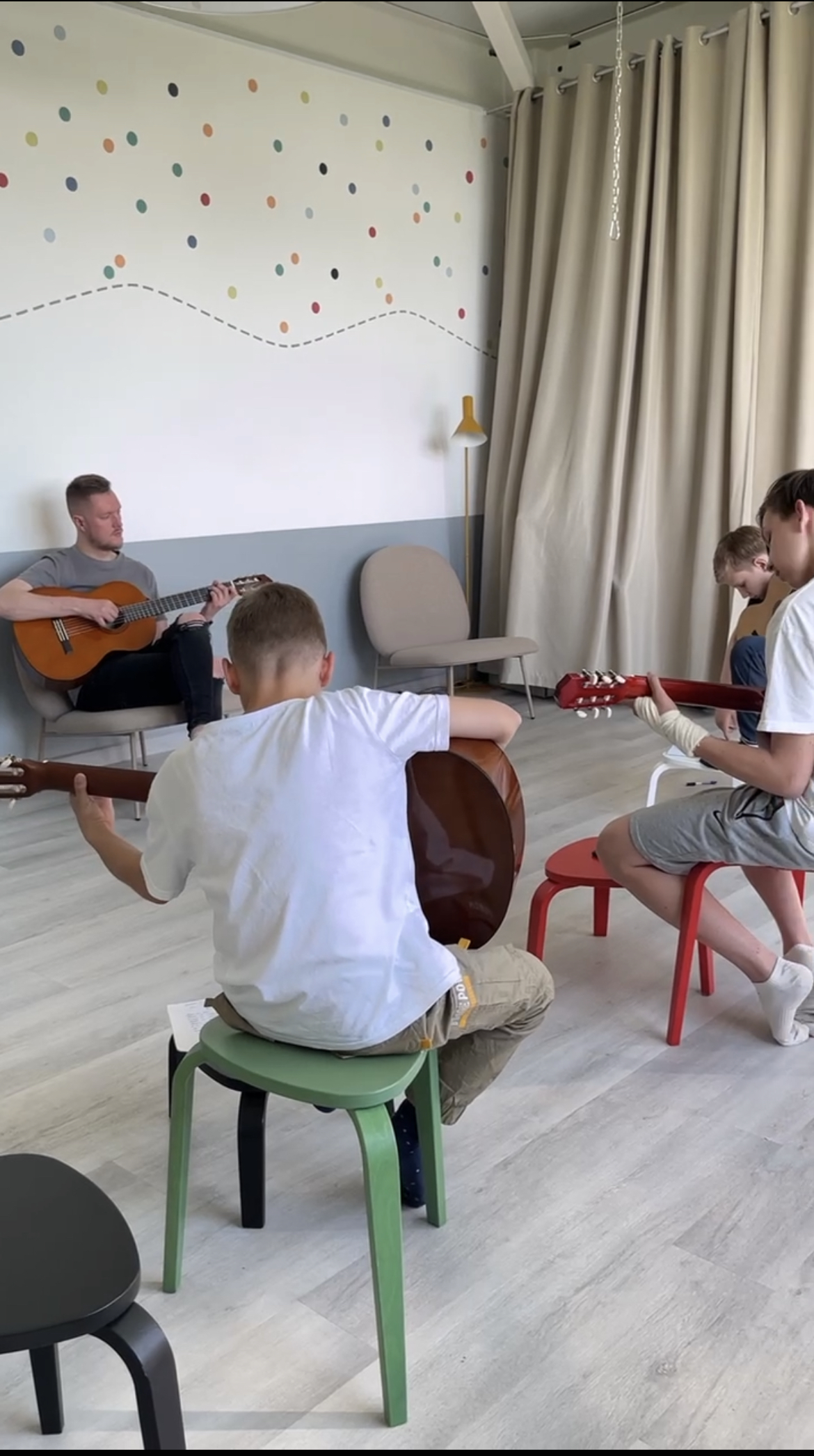 Групповое обучение игре на гитаре в Пушкино